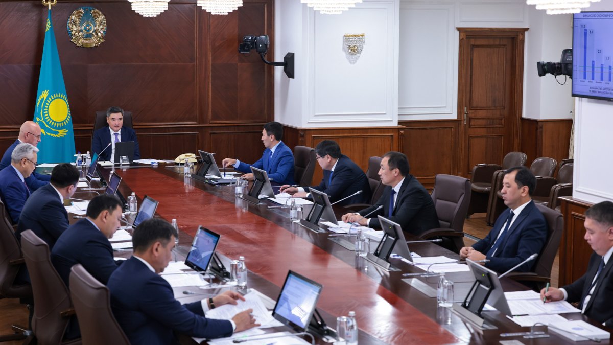 Премьер-министр Президенттің тапсырмаларын орындау аясында авиация саласын дамыту және ұлттық жүк авиатасымалдаушыны құру мәселелері бойынша жиын өткізді