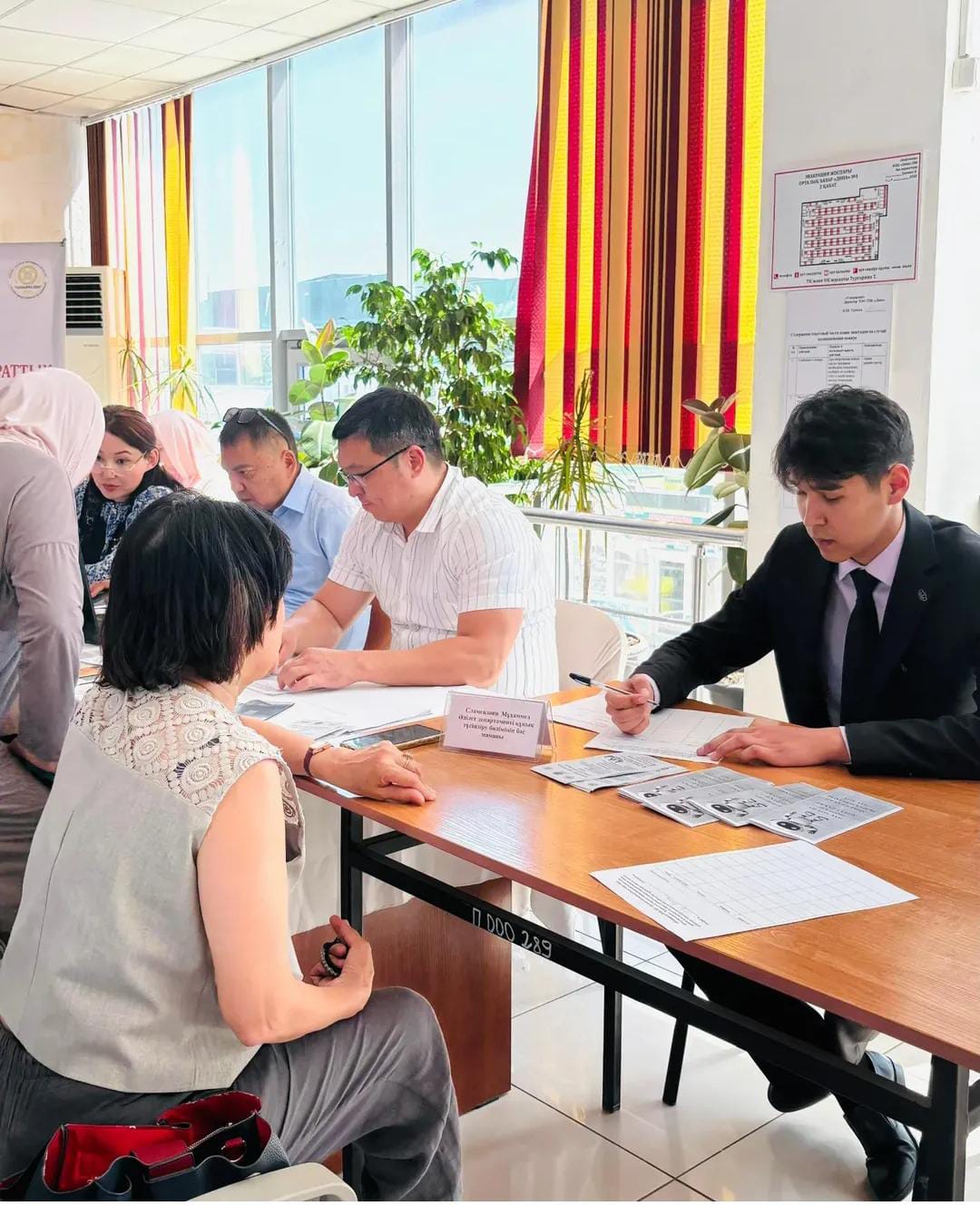 «ЗАҢ ЖӘНЕ ТӘРТІП» қағидаттарын ілгерілету мақсатында, құқықтық мәселелер бойынша Атырау қаласындағы «Дина» сауда үйінде қала тұрғындарымен қоғамдық қабылдау өткізді