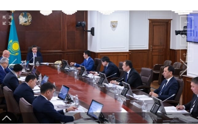 Премьер-министр Президенттің тапсырмаларын орындау аясында авиация саласын дамыту және ұлттық жүк авиатасымалдаушыны құру мәселелері бойынша жиын өткізді