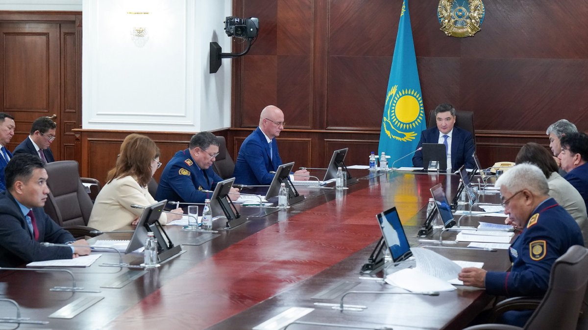 Заң мен тәртіп: Премьер-министр құқық бұзушылықтың алдын алу жөніндегі ведомствоаралық комиссияның отырысын өткізді