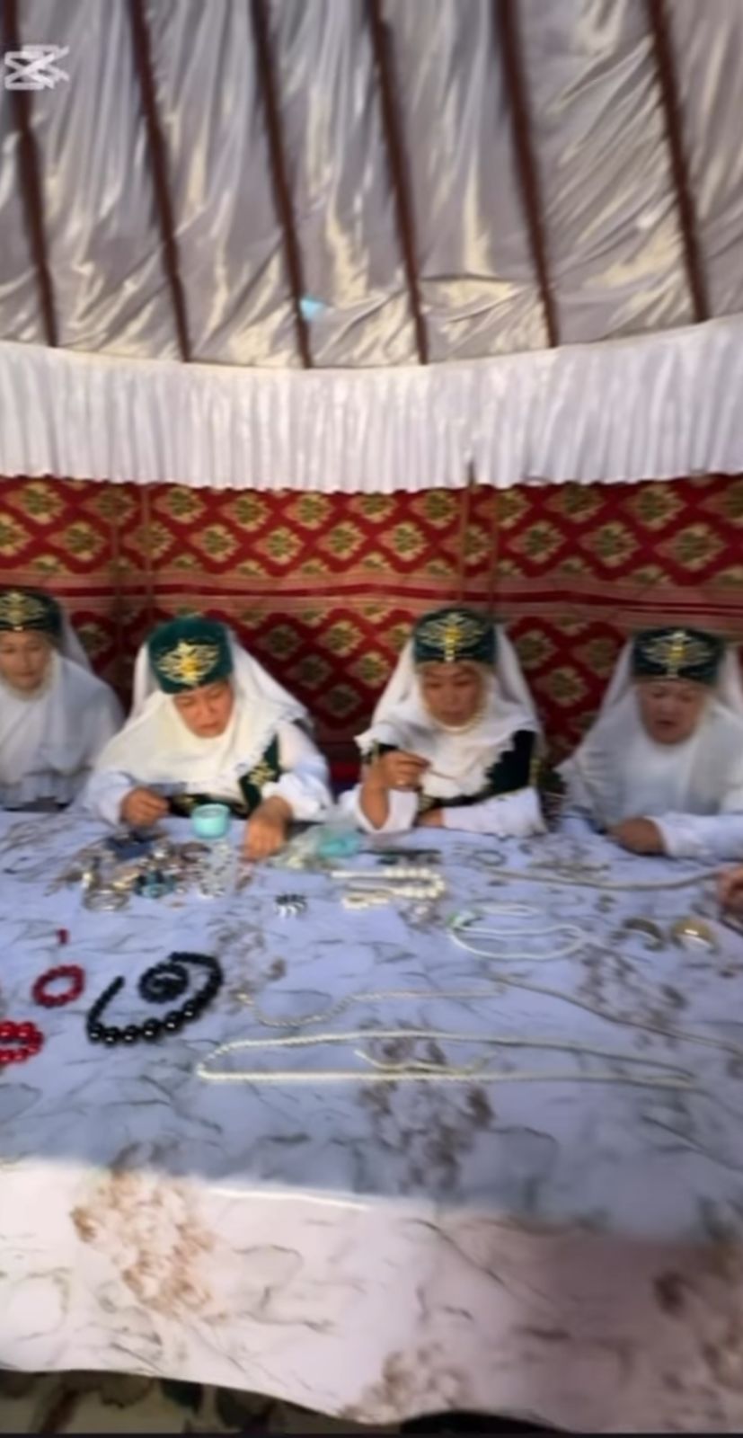 Тек сорады және оны есекке береді Екатерина Климова жалаңаш және жалаңаш