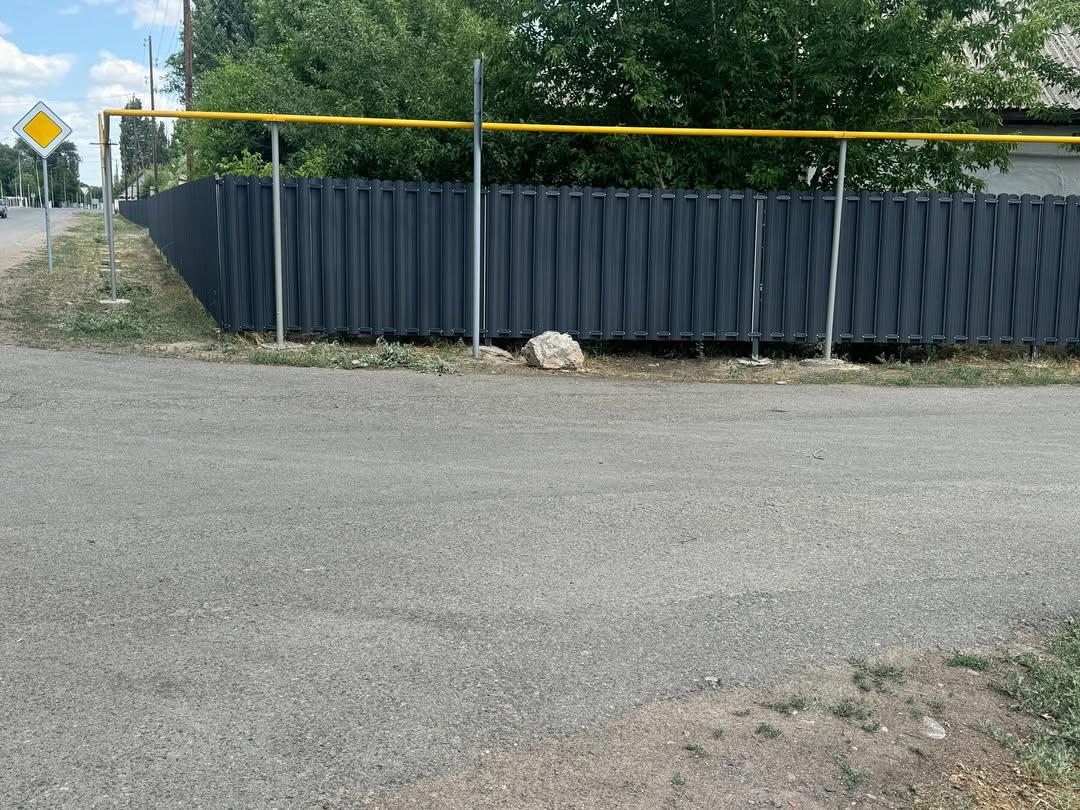 Көксу бекетінде 3D үлгісіндегі заманауи қоршау орнатылды