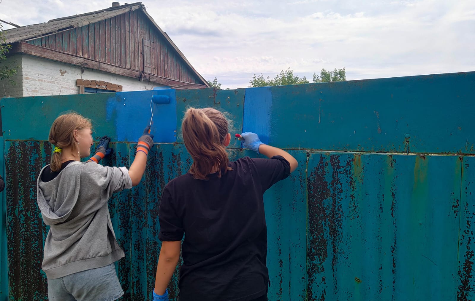 «Таза Қазақстан» экологиялық бағдарламасы аясында «Костряков жалпы білім беретін мектебінің» КММ оқушылары жалғыз тұратын мүгедек адамның үйінің қоршауын бояп, игі іс атқарды.