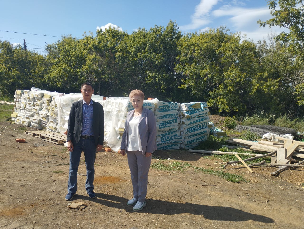 Партиялық бақылау аясында аудандық мәслихат депутаты Бралина Д.А. Кировское ауылында салынып жатқан фельдшерлік-акушерлік пункт құрылысы нысанында болды