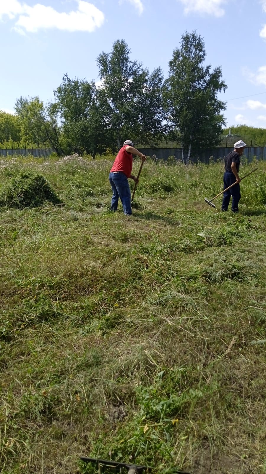 2025 жылғы 21 шілдеде Мирное ауылында әкімдер мен ауылдық округ қызметкерлерінің, сондай-ақ "Шатило и К" ЖШС бригадасының техникасының қатысуымен шағын футбол алаңының аумағын абаттандыру бойынша сенбілік өткізілді