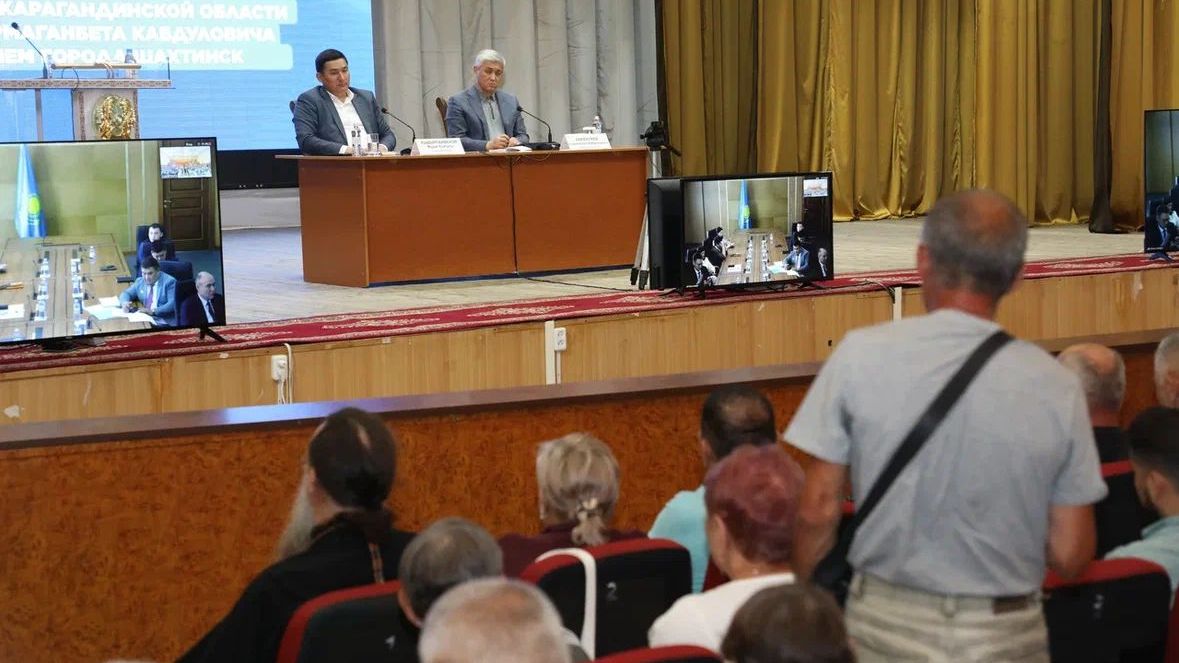 Газификация, тепло, дороги, благоустройство – Ермаганбет Булекпаев на встрече с жителями Шахтинска обсудил развитие города   