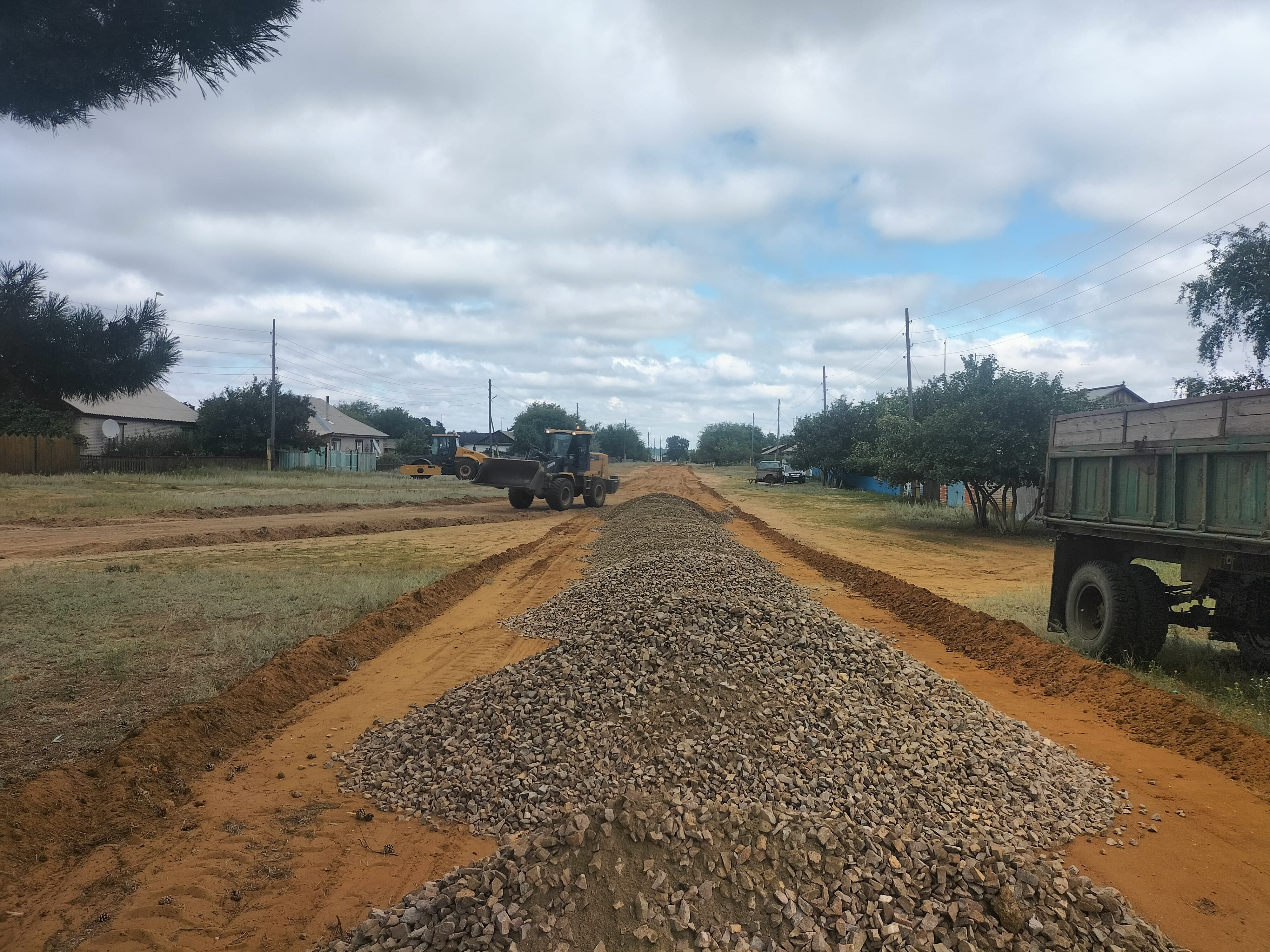 Лесной ауылында №1 көшедегі ішкі ауыл жолына орташа жөндеу жұмыстары басталды.