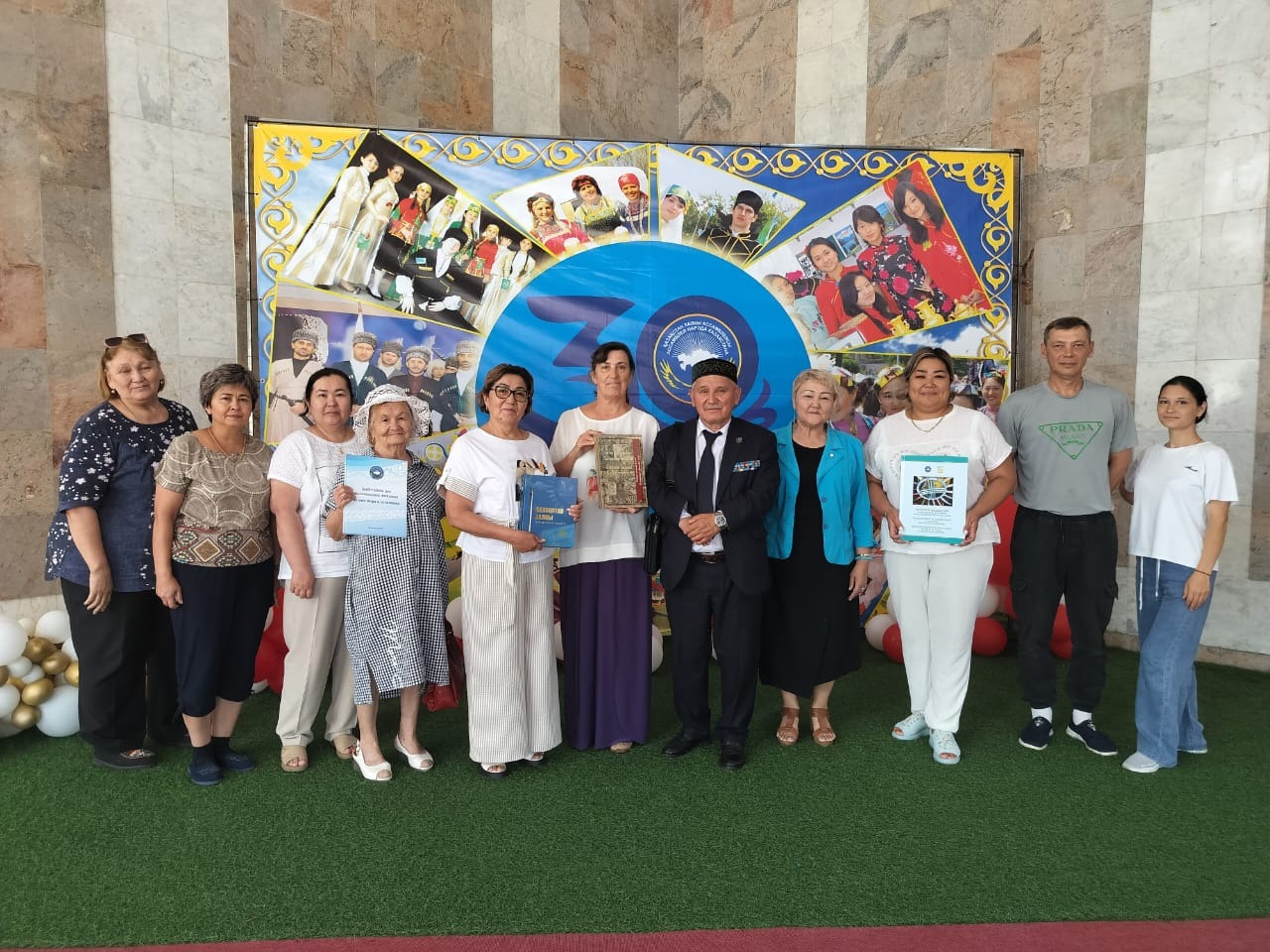 Степногорск қаласында Қазақстан халқы Ассамблеясының «Адал азамат» жобасы аясында және 2025 жыл – Жұмысшы мамандар жылы аясында ел экономикасының іргетасын қалаушы қарапайым еңбек адамдарының еңбегін дәріптеу мақсатында Ақсақалдар кеңесінің төрағасы Нұғыман Ермек Бекенұлының бастамасымен ұйымдастырылған «Қарапайым еңбек қаһармандары» атты іс-шара болып өтті.