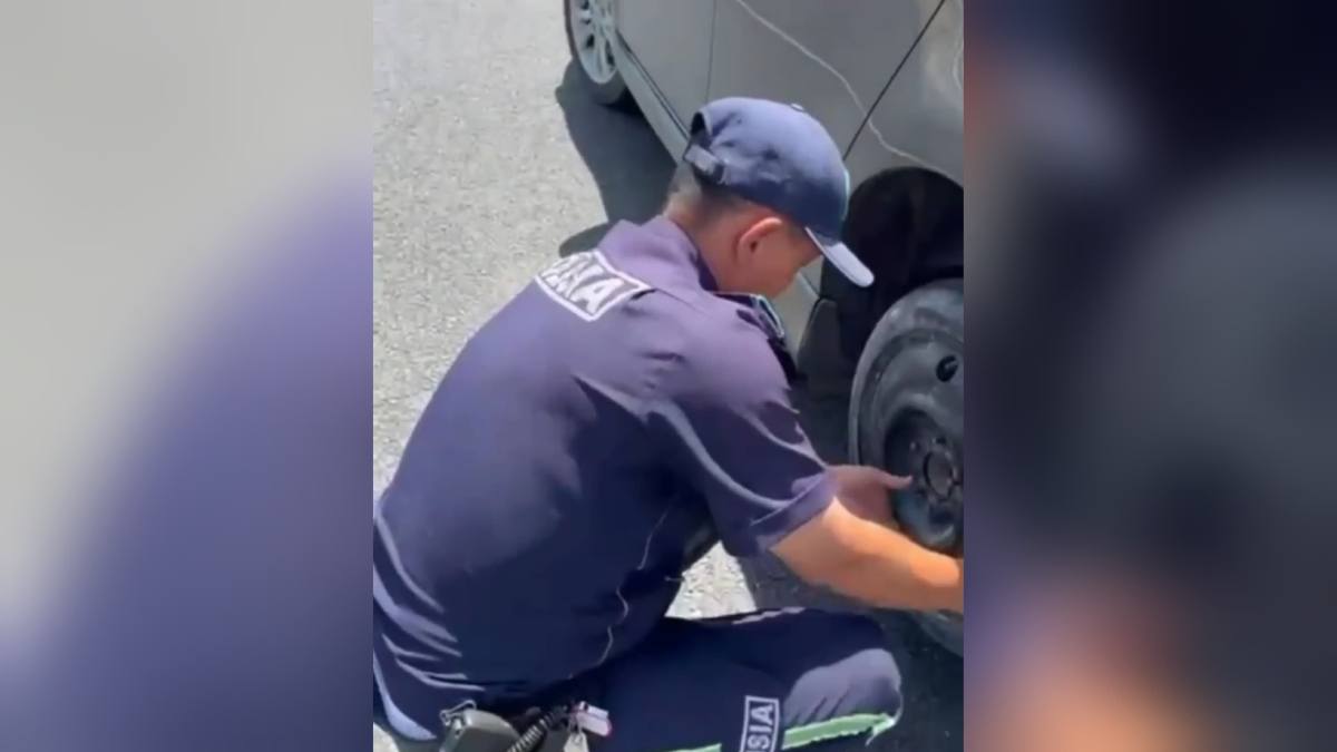 Түркістан облысында полицейлер көлік тізгіндеген бойжеткенге дөңгелегін ауыстыруға көмектесті