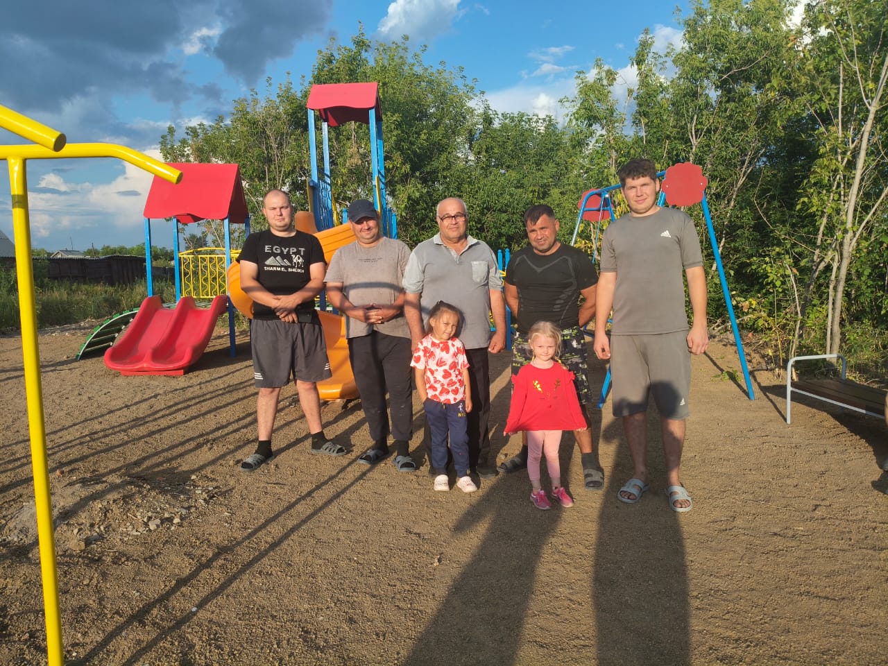 Установка детской площадки.