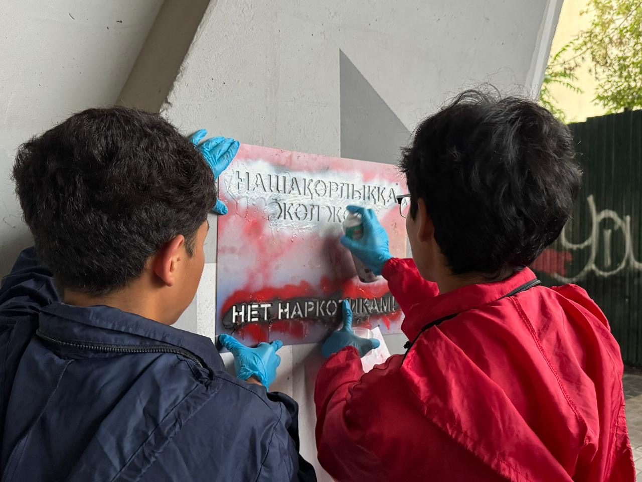 Қабырғада есірткі жарнамасына орын жоқ: елордалық еріктілер көшені тазартты