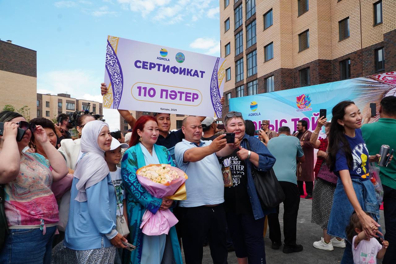 Сабырдың сыйы мен жаңа атау: Қосшыда он бір жылдан кейін үлескерлерөз пәтерлеріне қол жеткізді