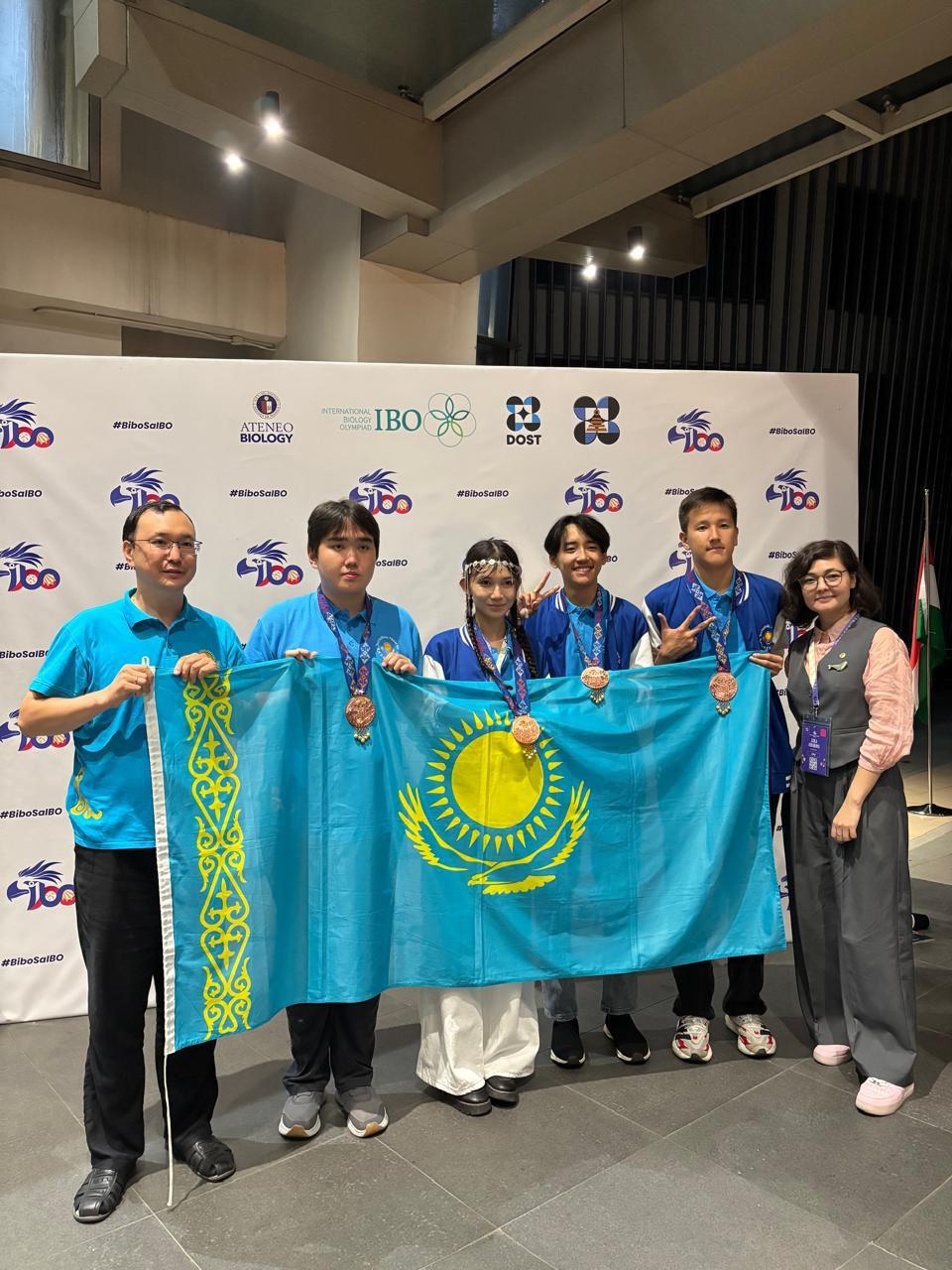Четыре бронзы принесли казахстанские школьники с самой престижной биологической олимпиады мира