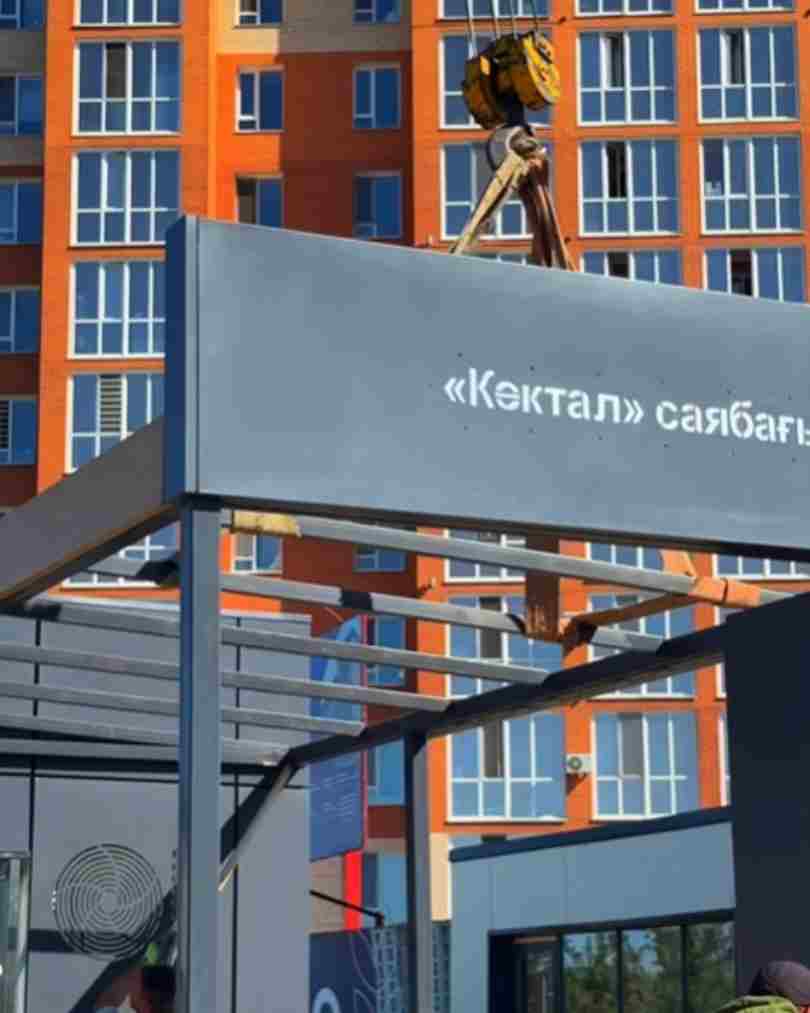 В районе Сарыарка продолжается установка теплых остановочных павильонов