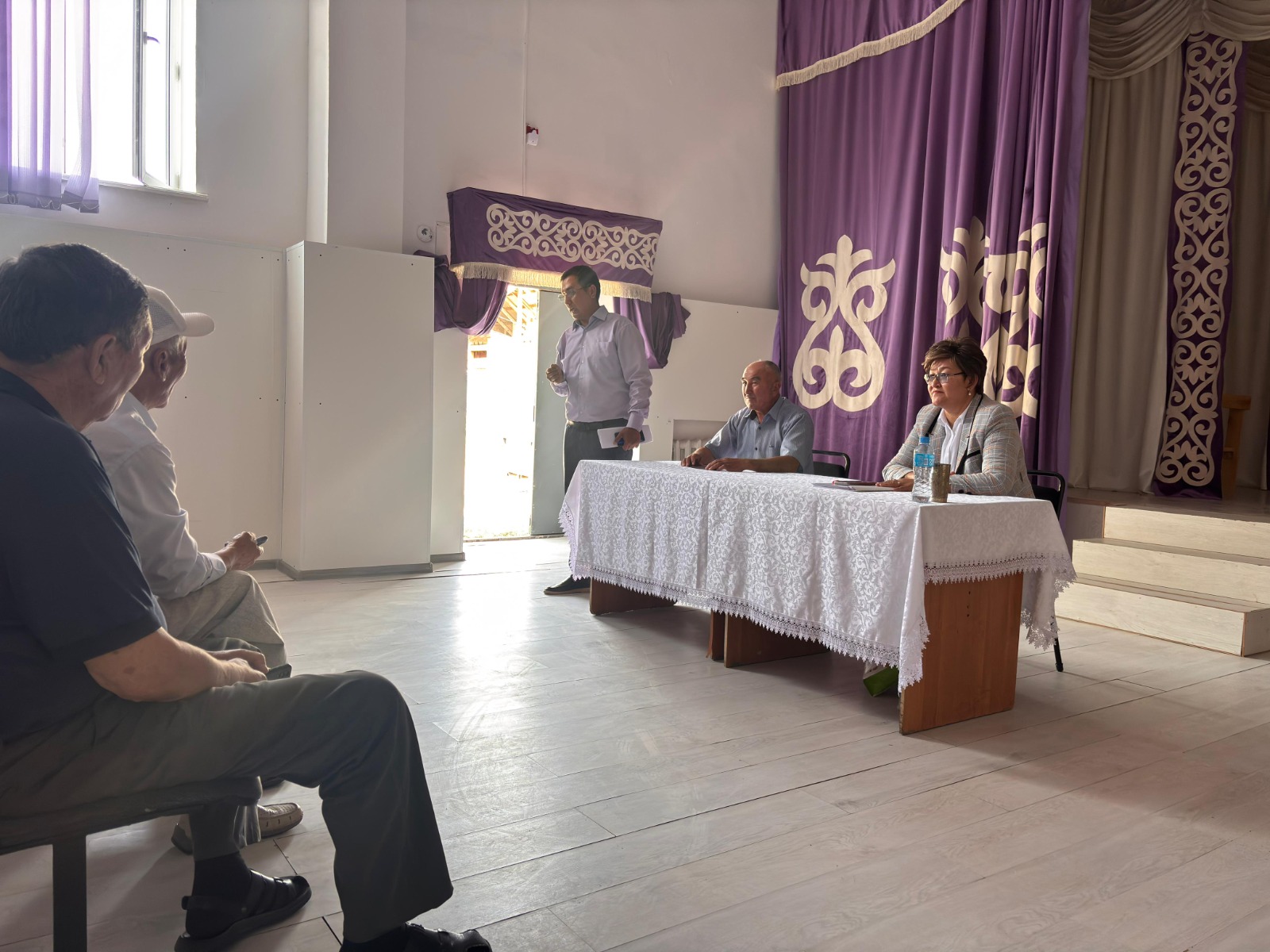 ТАРИХИ АТАУЛАР МЕН ЗАҢ ТАЛАПТАРЫ: ЛУГОВОЕ АУЫЛЫНДА КЕЗДЕСУ ӨТТІ