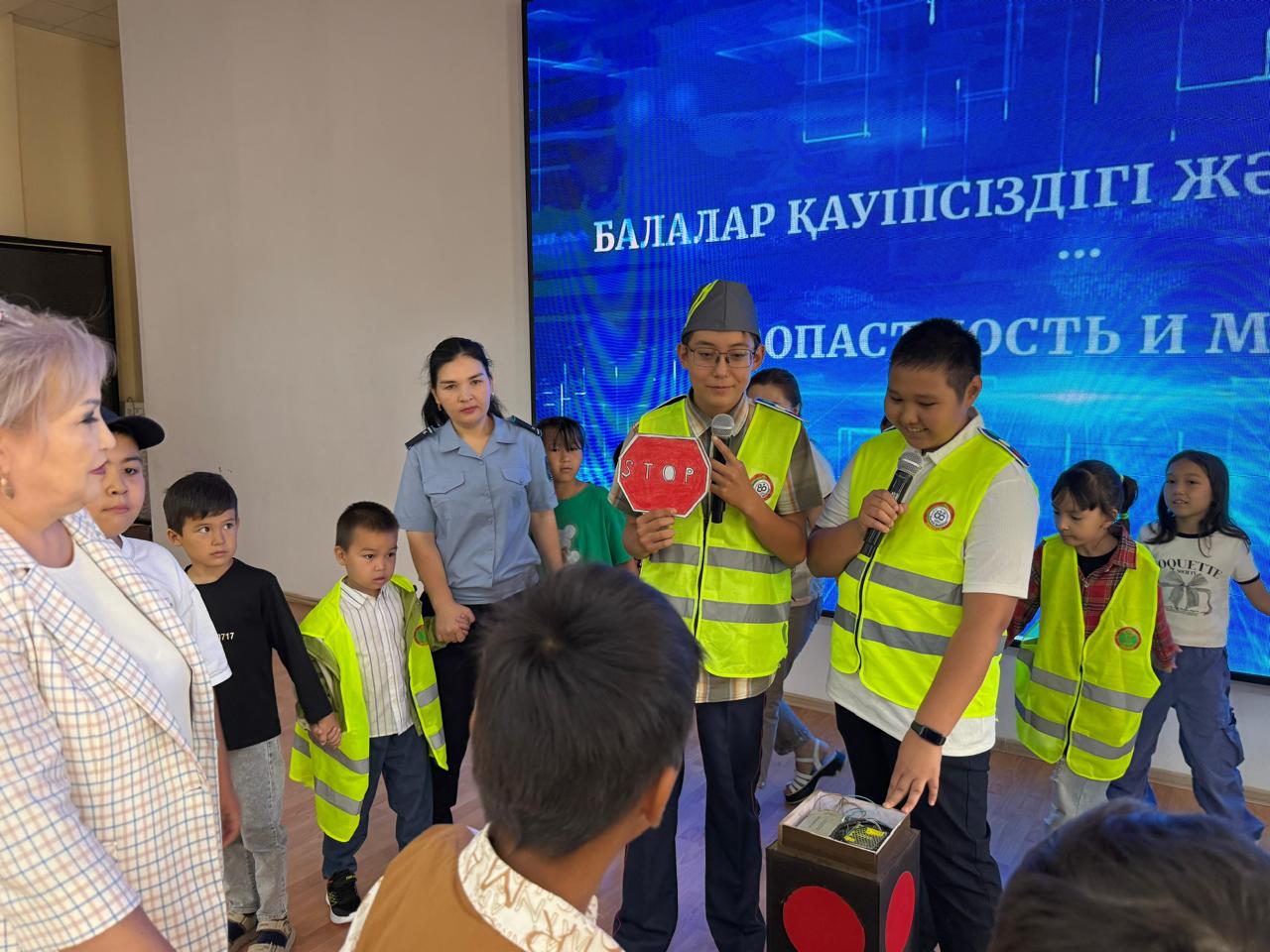 «Қауіпсіз терезе» және «Балалар қауіпсіздігі»: астаналық мектепте түсіндіру жұмысы жүріп жатыр