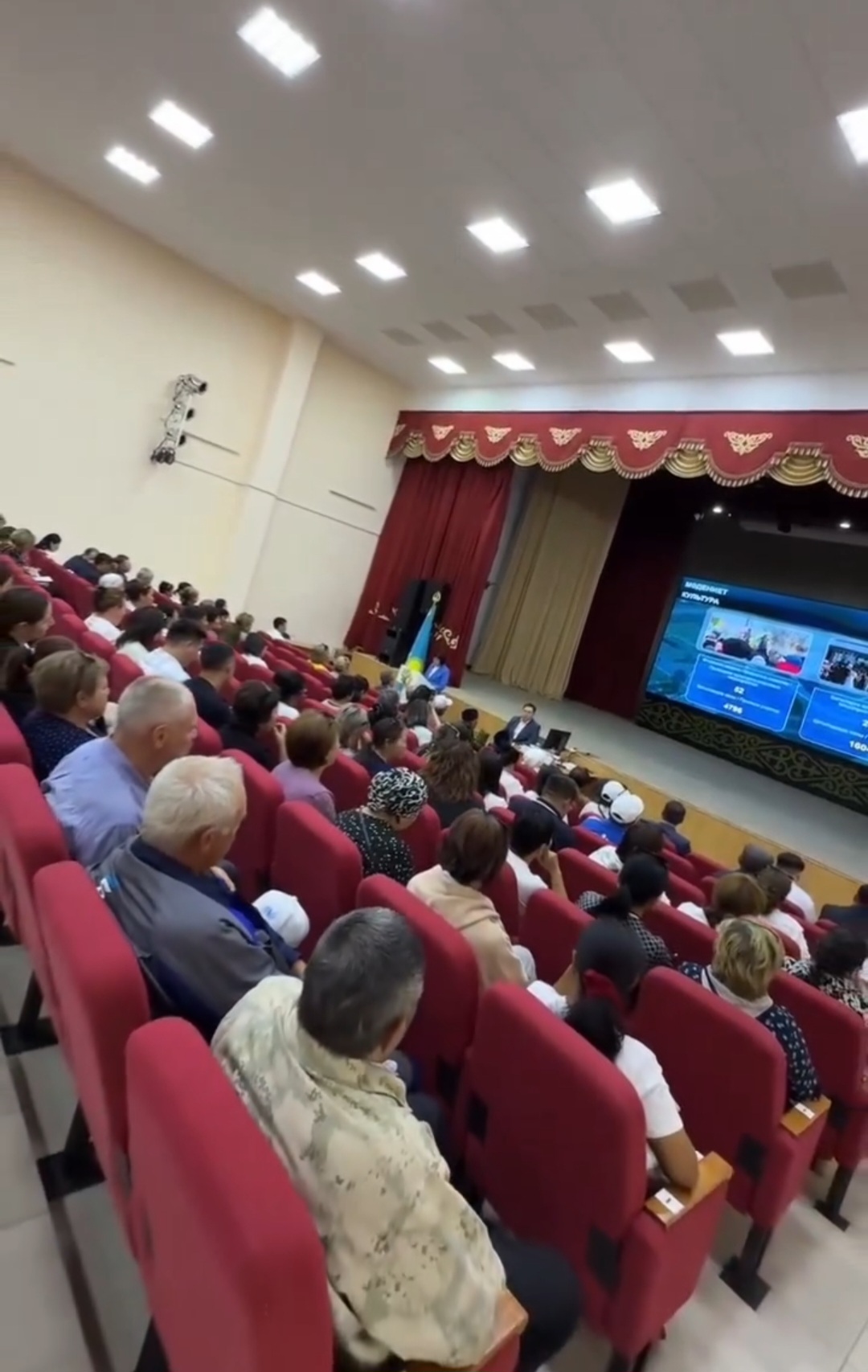 Атамекен ауылының тұрғындарымен кездесу