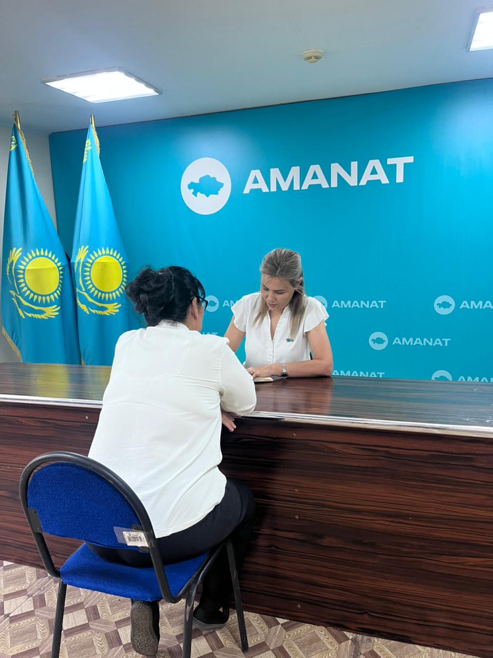 «AMANAT» партиясының қоғамдық қабылдау бөлмесінде аудандық мәслихаттың депутаты Карашина Д.Ж. тұрғындарды жеке қабылдау жүргізді.