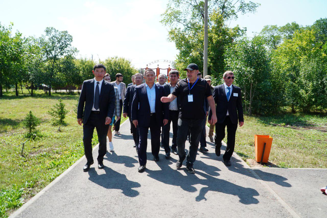 Атбасар қаласында қоғамдық кеңістіктер абаттандырылып, жаңа сквер салынып, теміржол вокзалы қайта жөнделуде