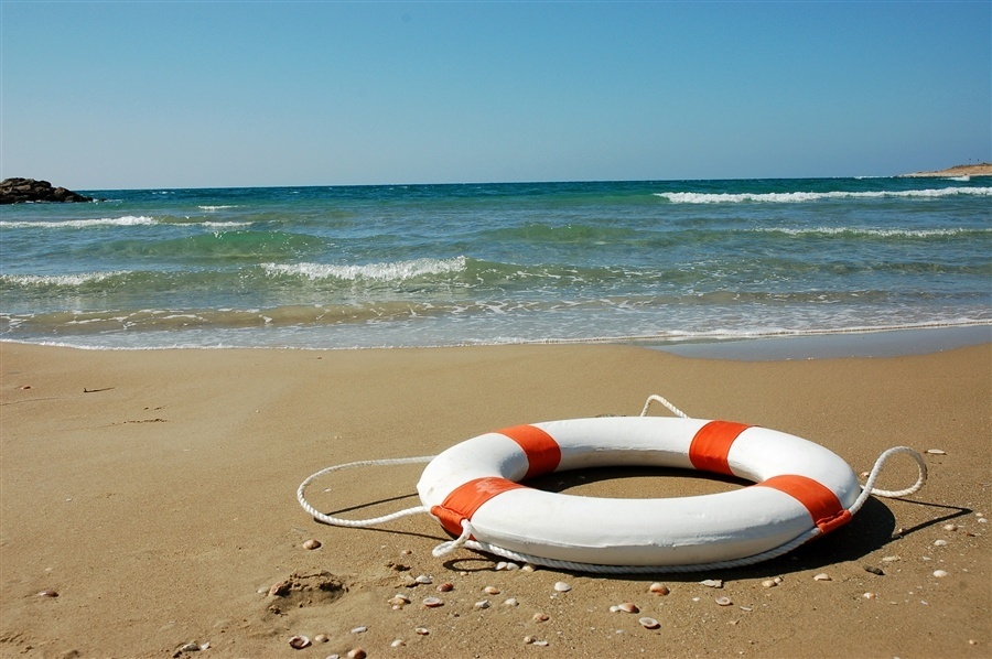 Жағажайда кеуделері түсіп жатыр