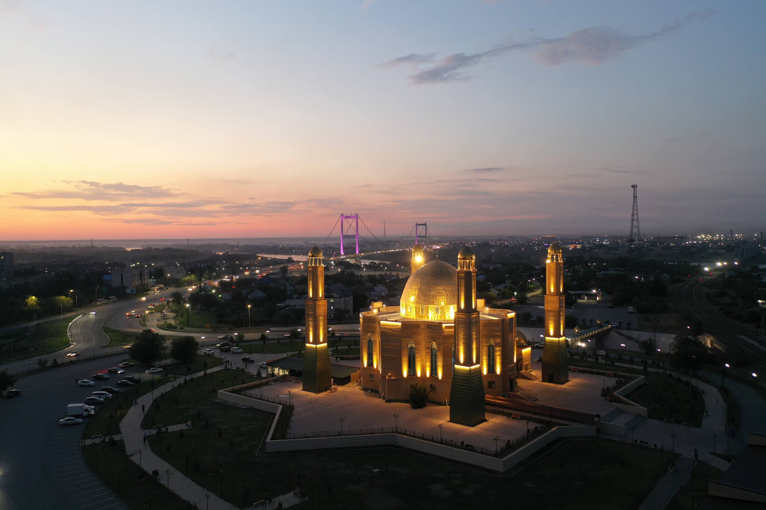 Центральная мечеть вновь освещена