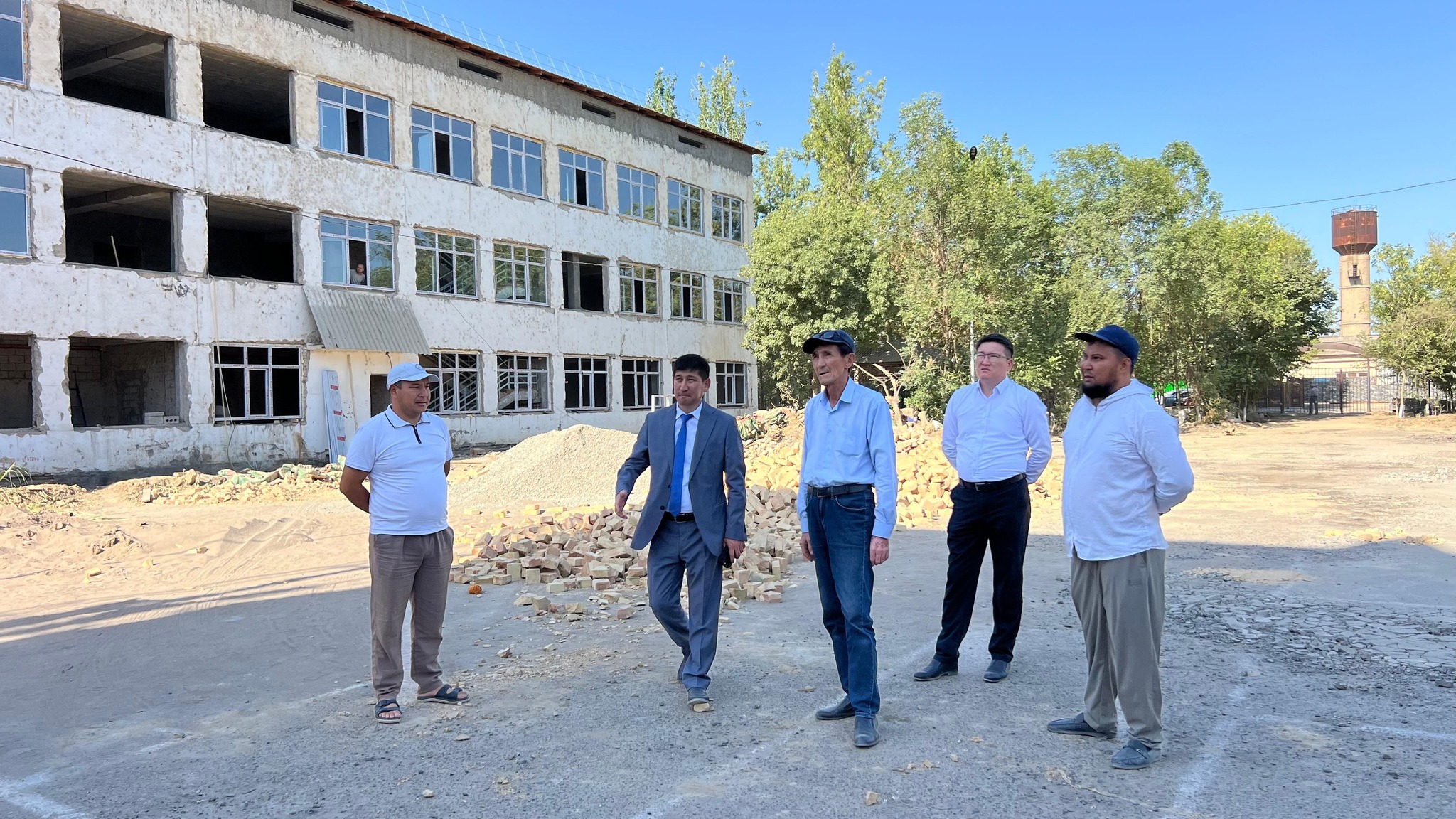 ЖАҢА ОРЫНБАСАР КҮРДЕЛІ ЖӨНДЕУДЕН ӨТІП ЖАТҚАН МЕКТЕПТЕРДІ АРАЛАДЫ