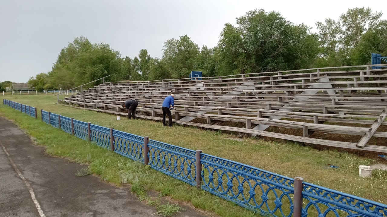 На центральном стадионе села ведутся работы по ремонту трибун