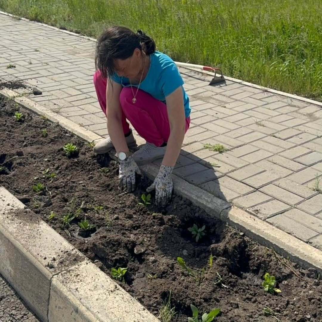 28 мамырда Обаған ауылдық округінің ұжымы "Таза Қазақстан" акциясы аясында қоғамдық жұмысшылармен бірлесе отырып, Обаған ауылында гүл отырғызып, суару жұмыстарын жалғастырды.