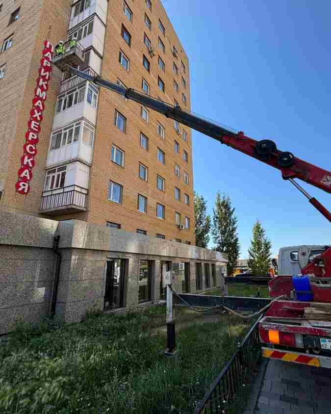 Город без визуального шума: В районе Сарыарка продолжается демонтаж ненадлежащих рекламных вывесок
