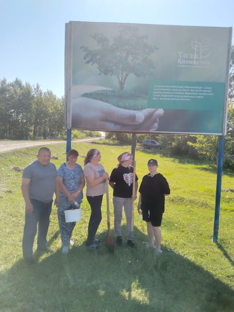 Жамбыл ауылдық округінде «Таза Қазақстан» экологиялық бағдарламасы аясында көшелерді, аулаларды, кәсіпорын аумақтарын тазалау жұмыстары жүйелі жүргізілуде. Жамбыл және Павловское ауылдарының алаңдаулы тұрғындары сенбілікке белсенді шығуда. Мұндай іс-шаралардың басты мақсаты – қоршаған ортаның тазалығын сақтау, халықтың экологиялық санасын арттыру және табиғатқа деген ұқыпты көзқарасты қалыптастыру.  В Жамбылском сельском округе в рамках экологической программы "Таза  Казакстан " на регулярной основе проводятся работы по очистке улиц, дворов,щ  территорий предприятий.  На субботники активно выходят неравнодушные жители сёл : Жамбыл и Павловское. Главная цель таких мероприятий - сохранение чистоты окружающей среды, повышение экологического сознания населения и пропаганда бережного отношения к природе. #ТазаҚазақстан