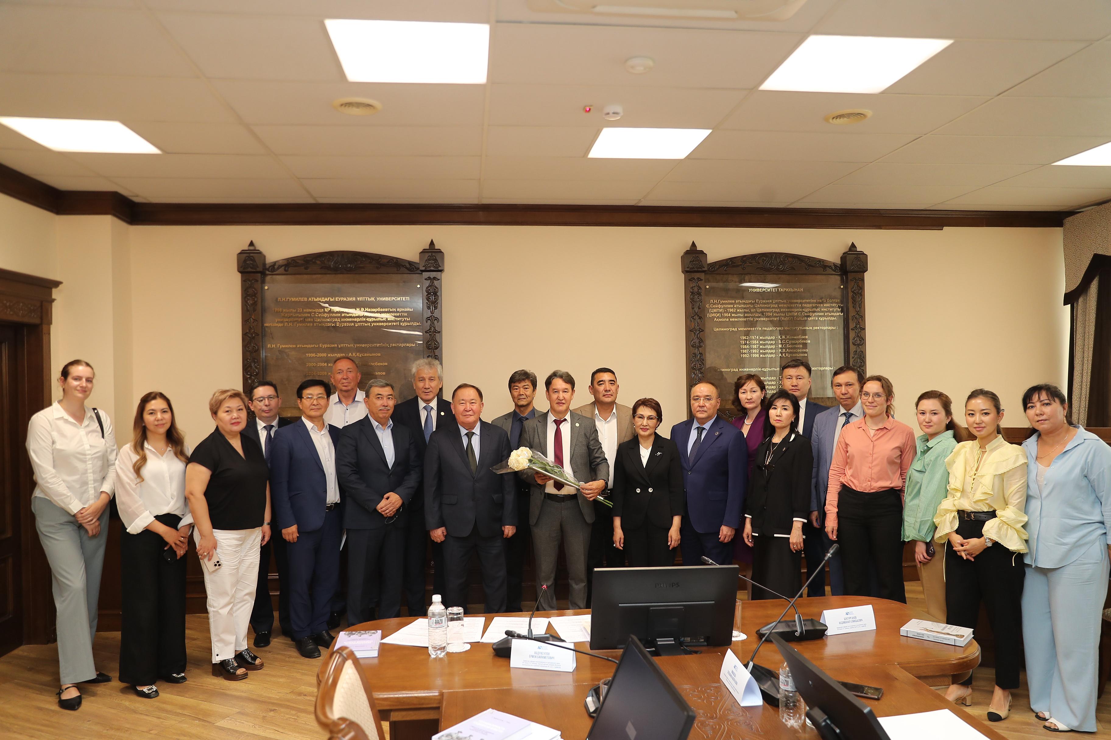 Жоғары Сот Кеңесінің өкілдері құқық профессорлары Ермек Абдрасулов пен Томас Гросстың «Сот билігінің тәуелсіздігі. Қазақстан мен Германияның сот жүйесіне салыстырмалы зерттеу» атты монографиясының таныстырылымына қатысты