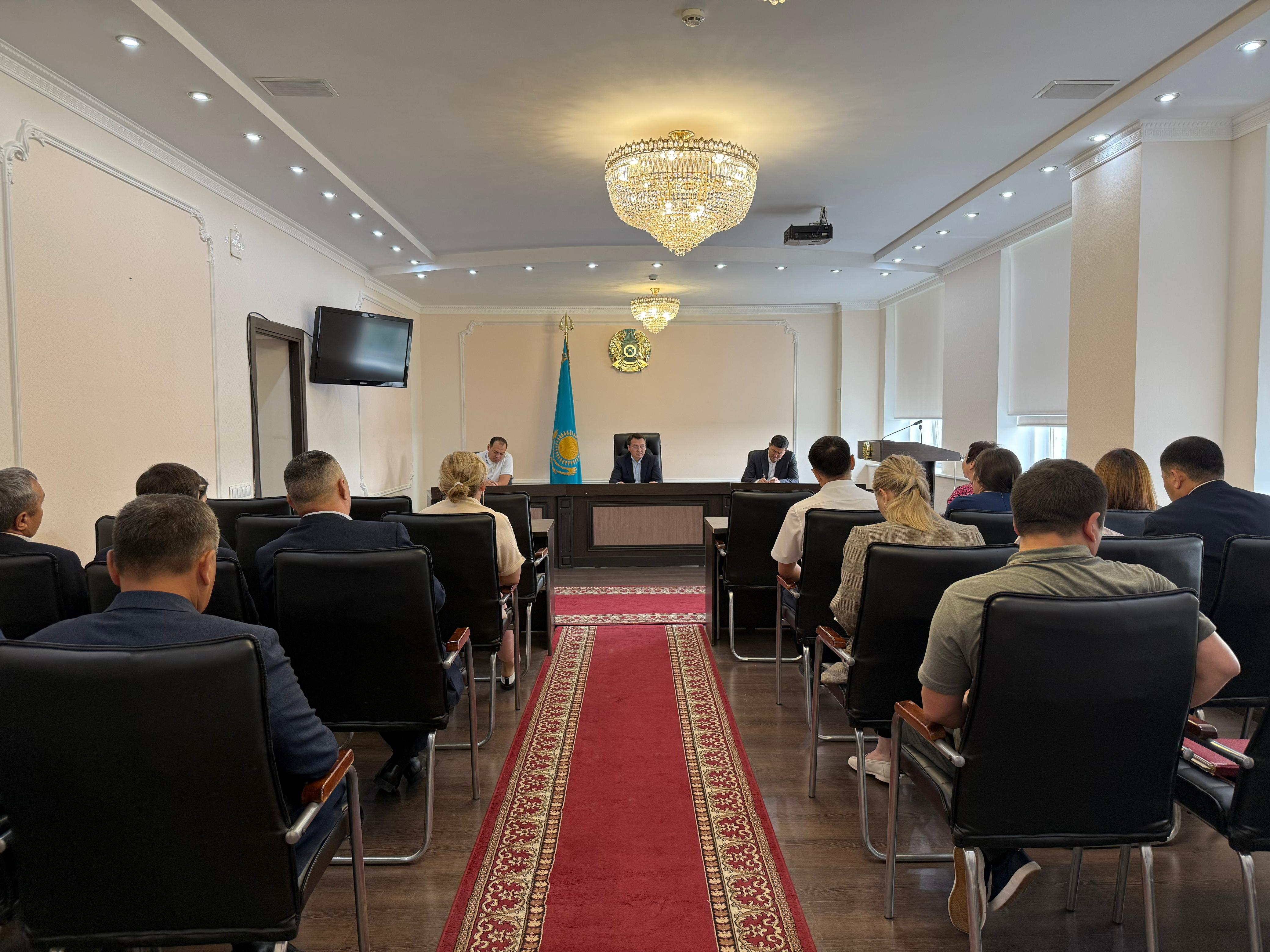 Проведено аппаратное совещание с участием руководителей отделов, акимов поселков и сельских округов.