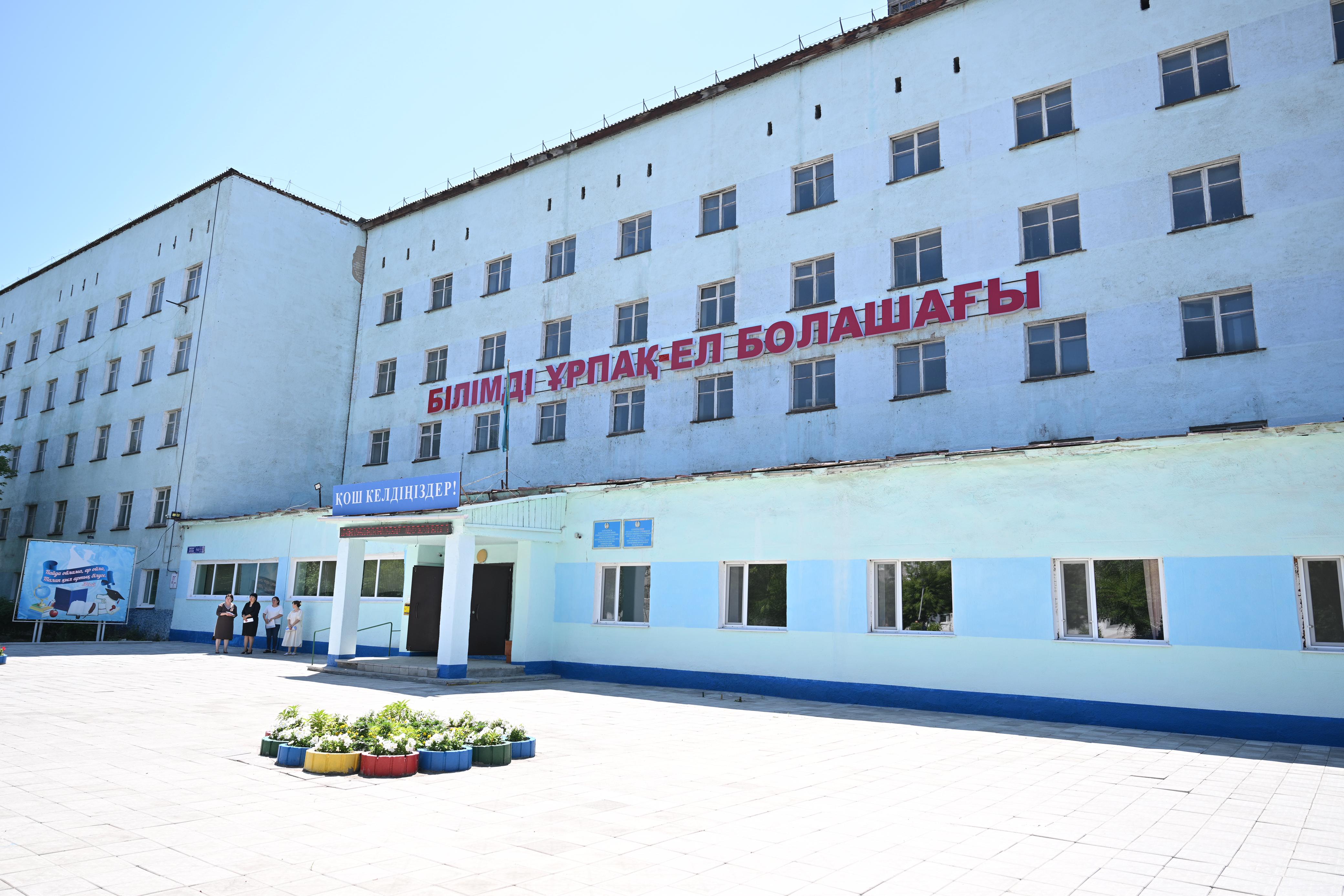 Облыс әкімі Семейдегі №42 жалпы орта білім беретін мектепке барды