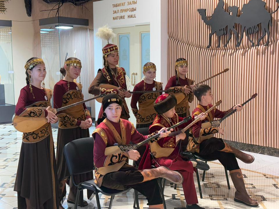 В Актобе открылась уникальная выставка в честь Национального дня домбры