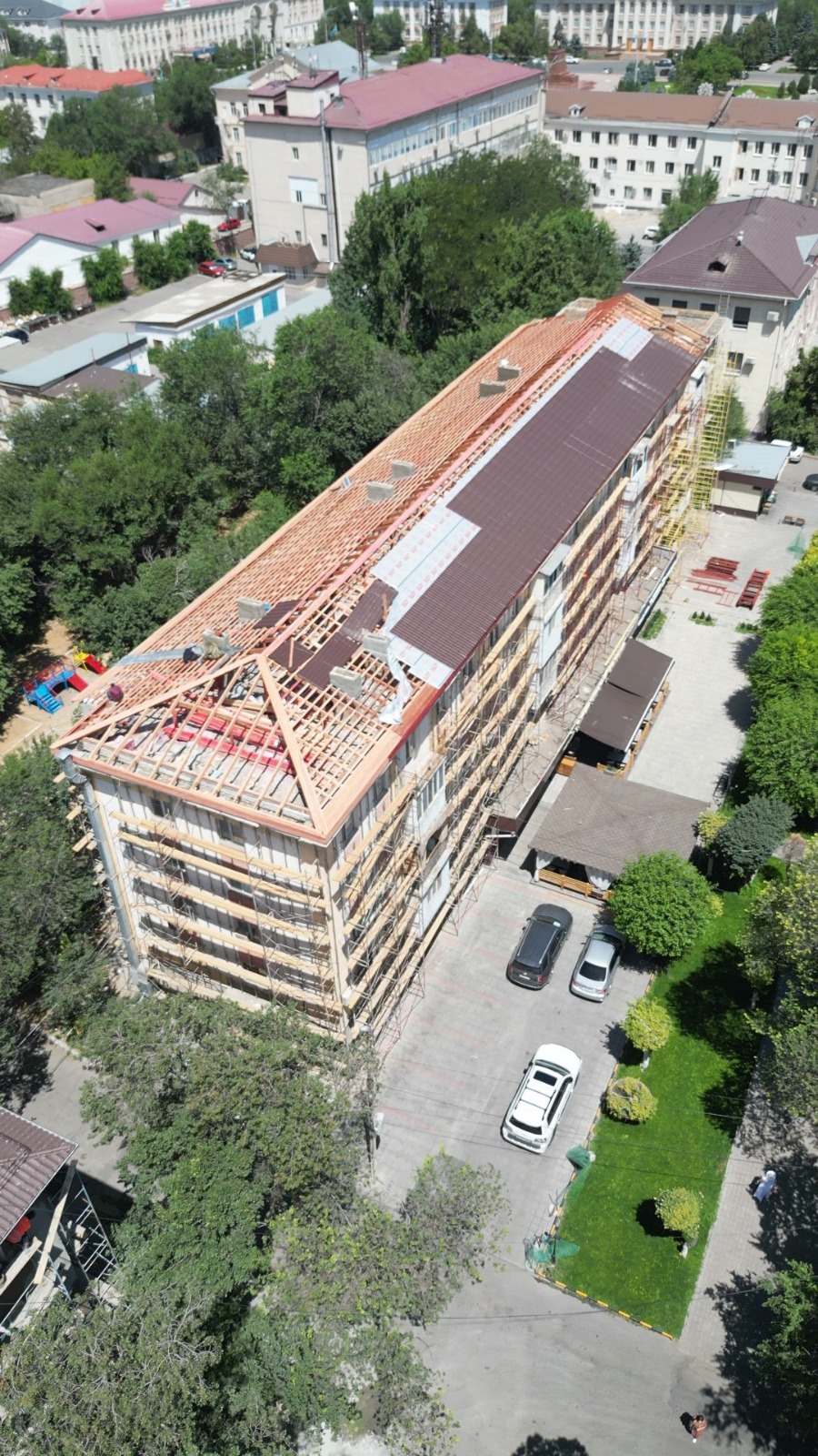 Шаһардағы 16 көпқабатты үйдің қасбеті мен шатыры жөнделіп жатыр