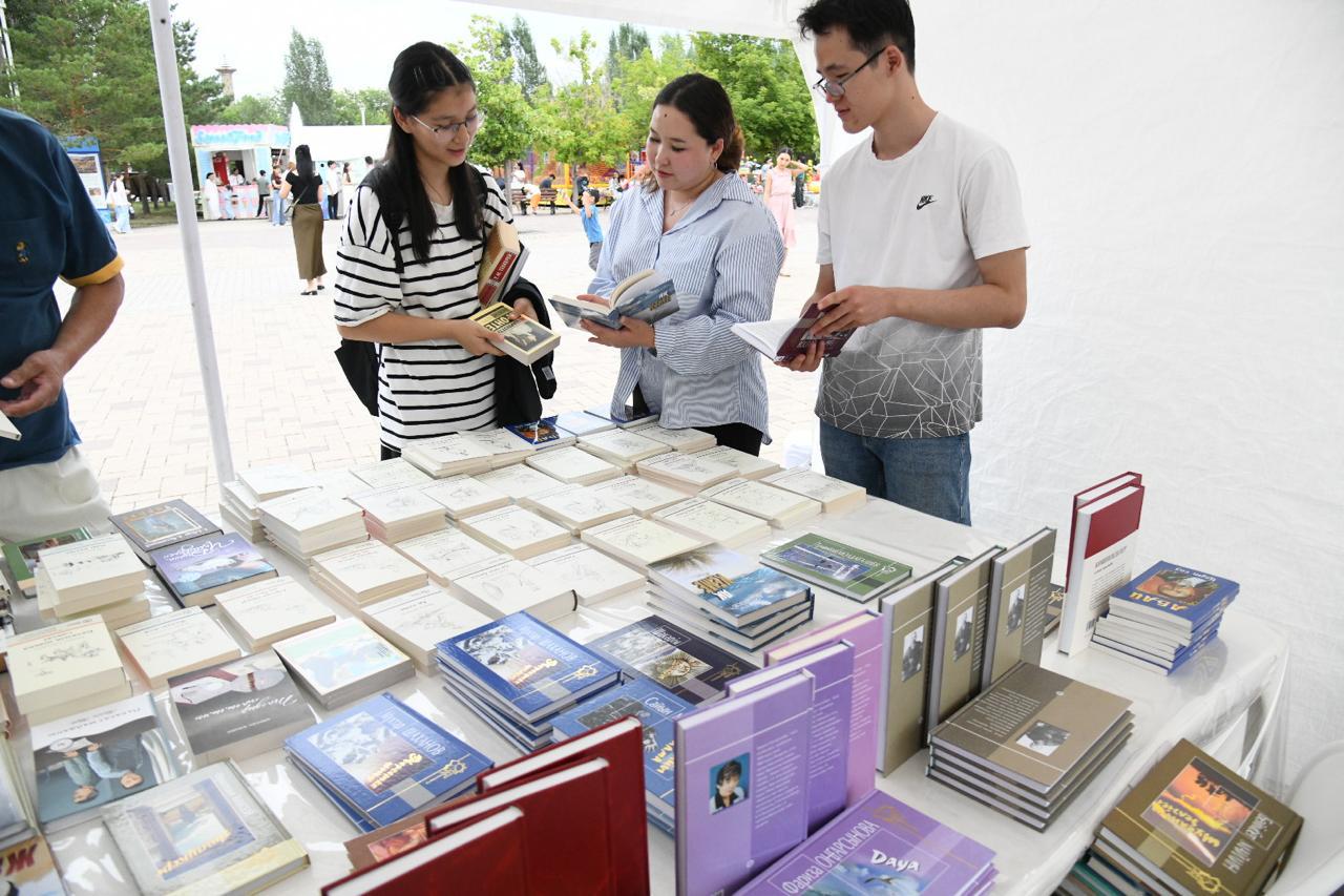 Фестиваль QALA FEST с книгообменом и экоинициативами прошел в столичном парке