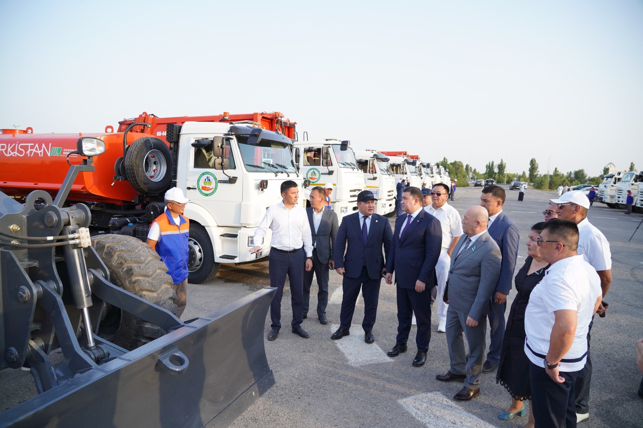 В ТУРКЕСТАНЕ ПРЕДСТАВИТЕЛЯМ КОММУНАЛЬНОЙ СФЕРЫ ВРУЧИЛИ НОВУЮ ТЕХНИКУ И НАГРАДИЛИ ЛЮДЕЙ ТРУДА