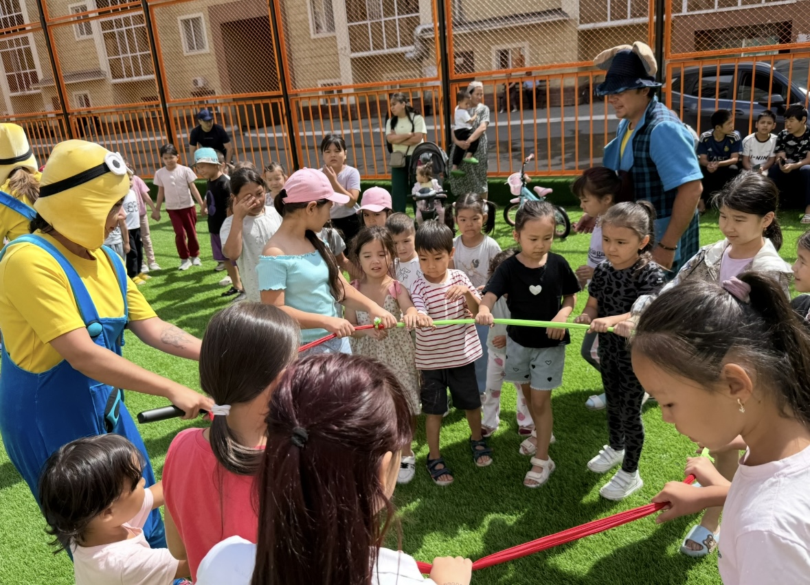 Астананың Сарайшык ауданында тағы бір тұрғын үйдің ауласы жаңартылып, пайдалануға берілді