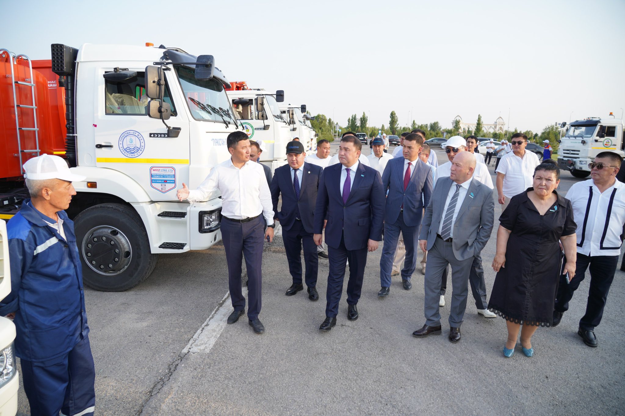 ТҮРКІСТАНДА КОММУНАЛДЫҚ САЛА ӨКІЛДЕРІНЕ ЖАҢА ТЕХНИКАЛАР ТАПСЫРЫЛЫП, ЕҢБЕК АДАМДАРЫ МАРАПАТТАЛДЫ