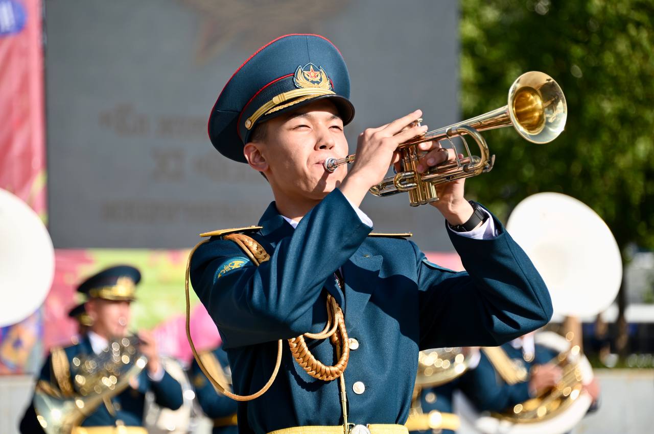Қорғаныс министрлігінің шығармашылық ұжымы елордалық алаңдарда музыкалық бағдарламамен өнер көрсетті