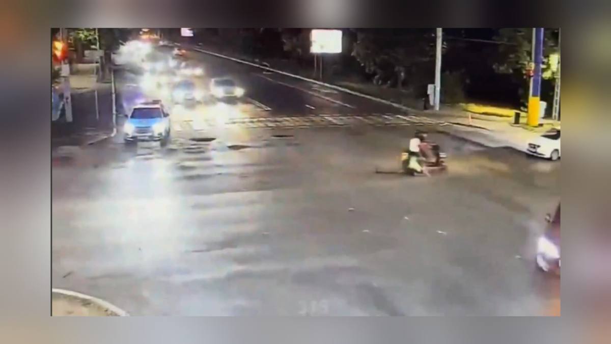 Мопедист сбил полицейского в Алматы