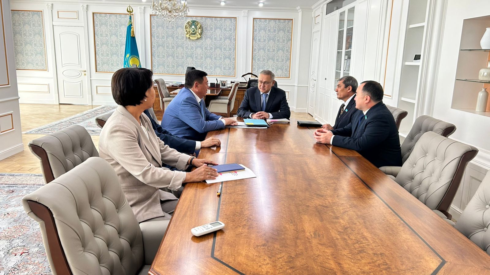 Бейбит Исабаев провел встречу с депутатами Мажилиса и Сената Парламента