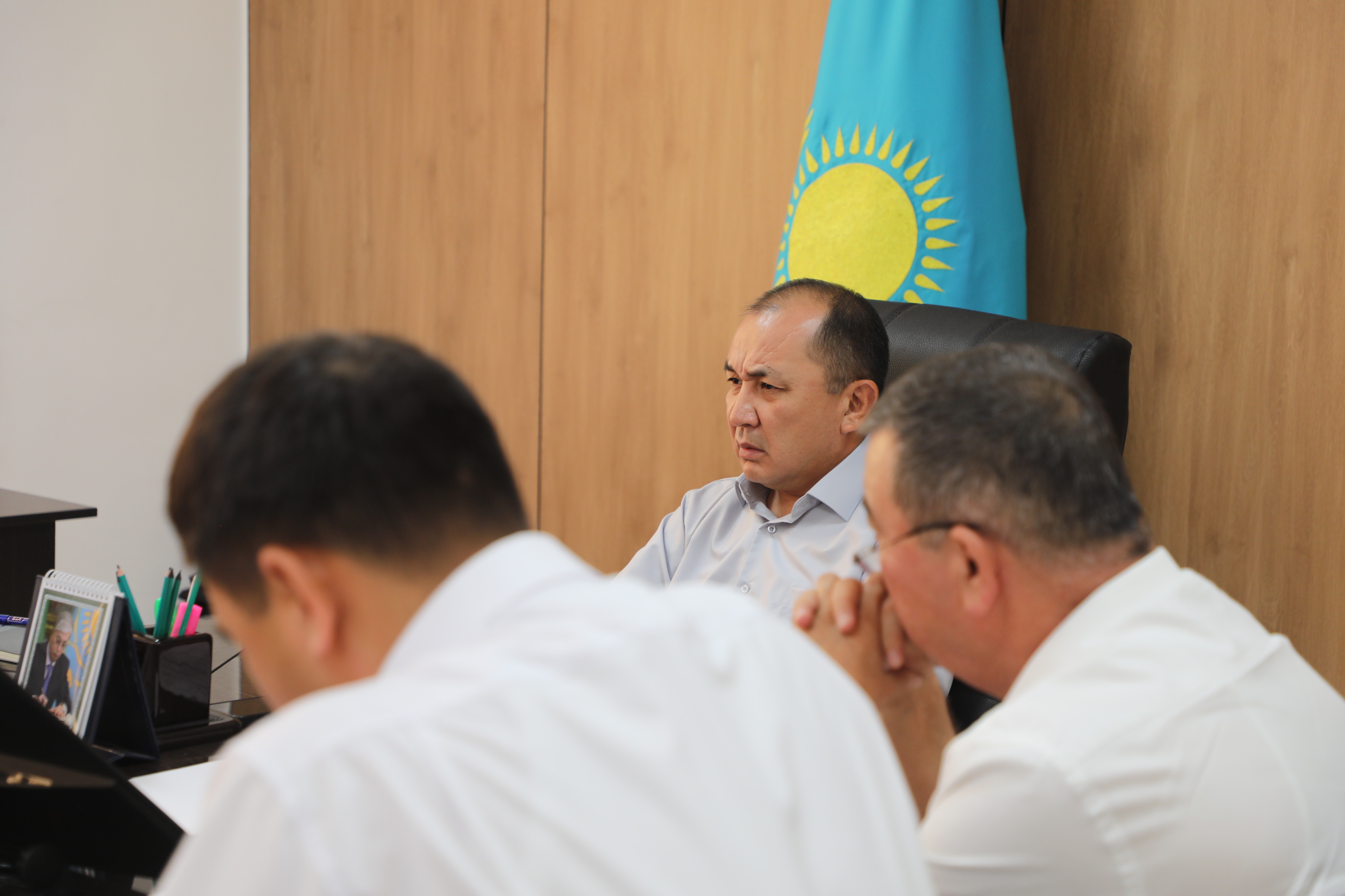 АРМАН АБДУЛЛАЕВ: БЮДЖЕТ ҚАРЖЫСЫН ТИІМДІ, ӘРІ МАҚСАТТЫ ТҮРДЕ ТЕК ЗАҢ ШЕҢБЕРІНДЕ ИГЕРУ ҚАТАҢ ТАПСЫРЫЛДЫ