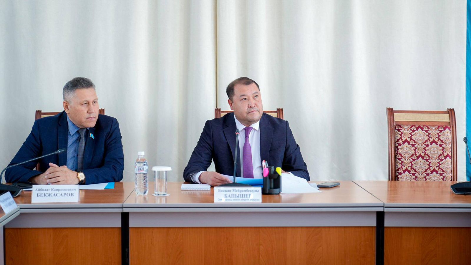 Исполняющий обязанности акима города провел встречу с депутатами