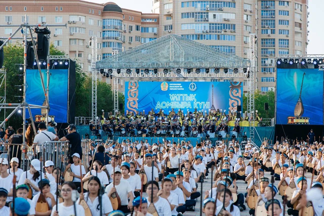 В Атырау отметили Национальный день домбры.