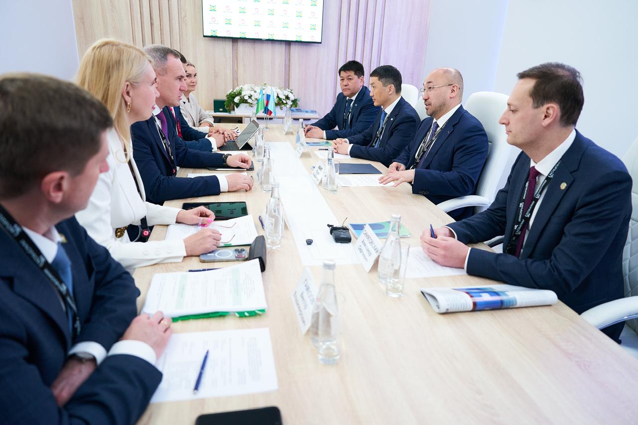Посол РК в РФ Д.Абаев встретился  с Губернатором ХМАО Р. Кухаруком