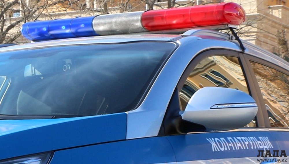 Ақтауда жүргізуші мен полиция қызметкерлері 4 жасар баланы жол апатынан құтқарып қалды