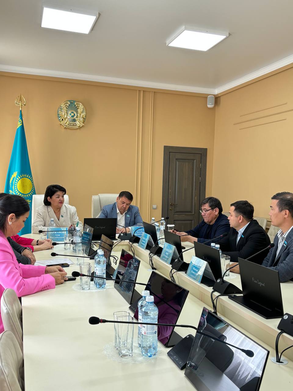 Депутаттар мәжілісмен Қазыбек Әлішевпен кездесті