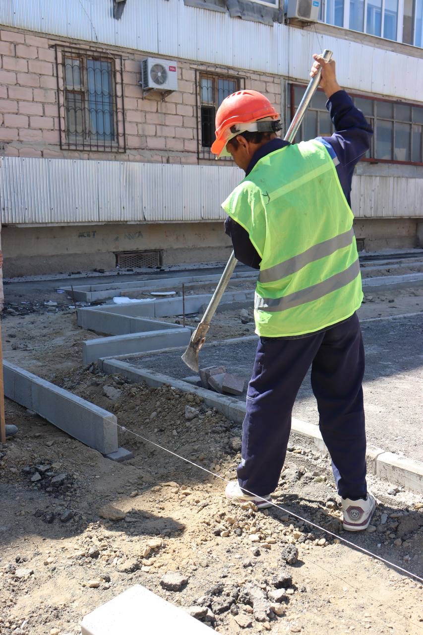 В Актау продолжаются работы по благоустройству внутри микрорайонов
