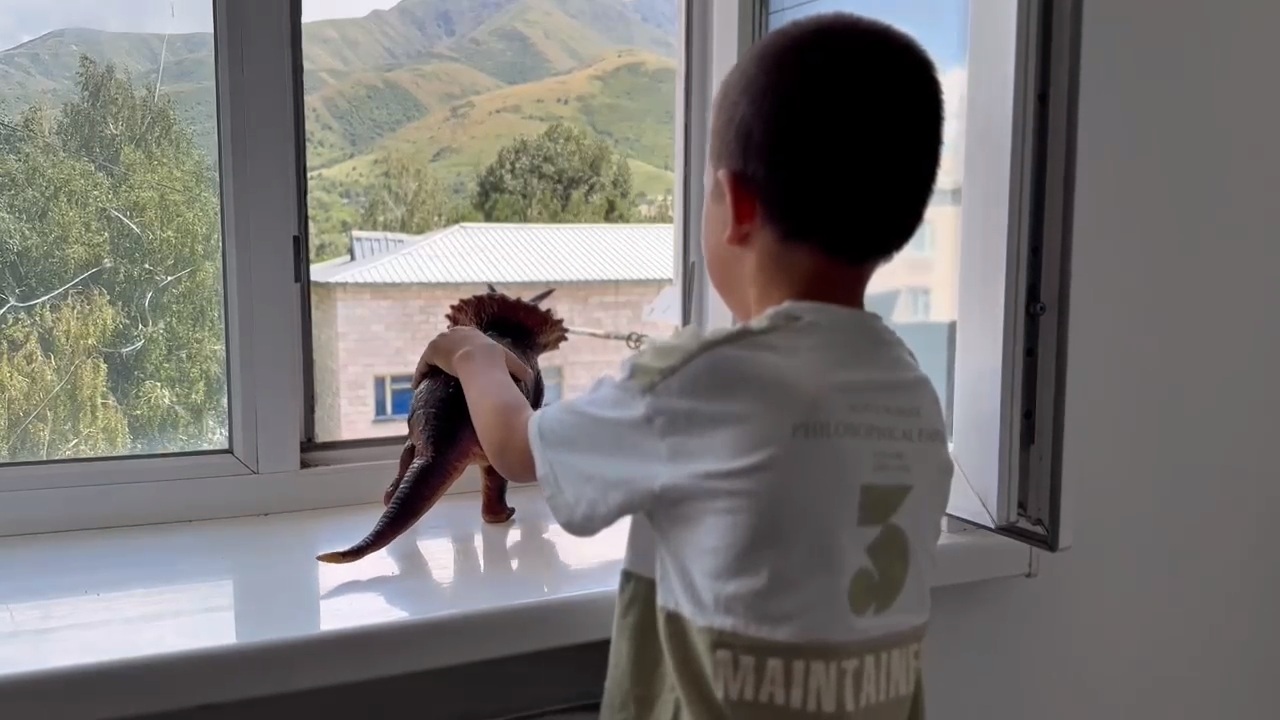 ТЖМ ескертеді: ашық терезелер балаларға қауіп төндіреді